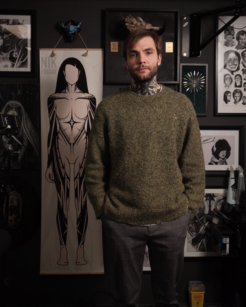 Portret Nik Friday w studiu tatuażu